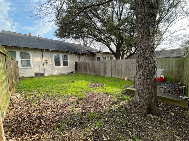 Building Photo - PRE-LEASING CHARMING 2/1 DUPLEX AUGUST MOV...