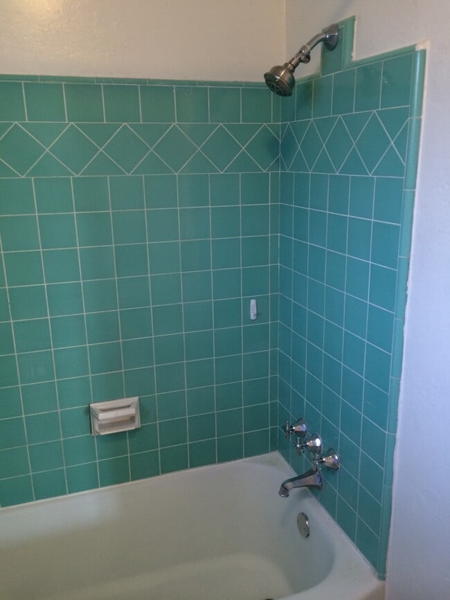 Building Photo - 3 Bed / 1 Bath Home Near Bakersfield College – $1,725 + Deposit