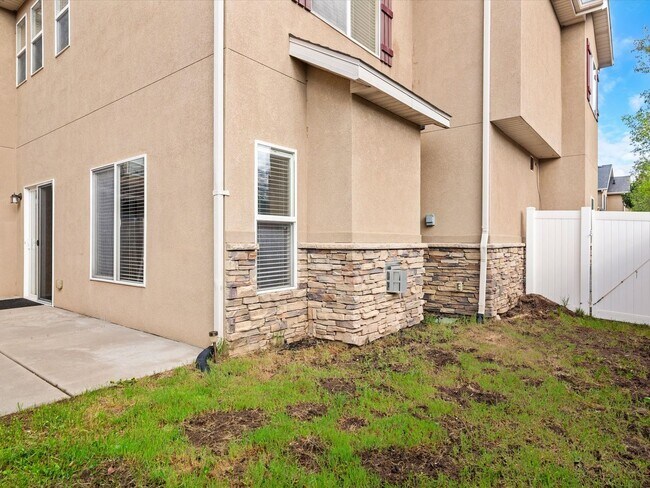 Building Photo - Newly Updated South Ogden Townhome | 3 Bed | Private Backyard | 2-Car Garage