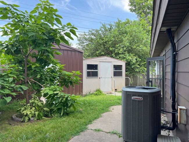 Building Photo - Spacious 2 Bedroom W/ Bonus Room