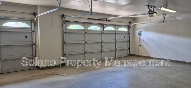 Building Photo - 2080 Mariposa Dr