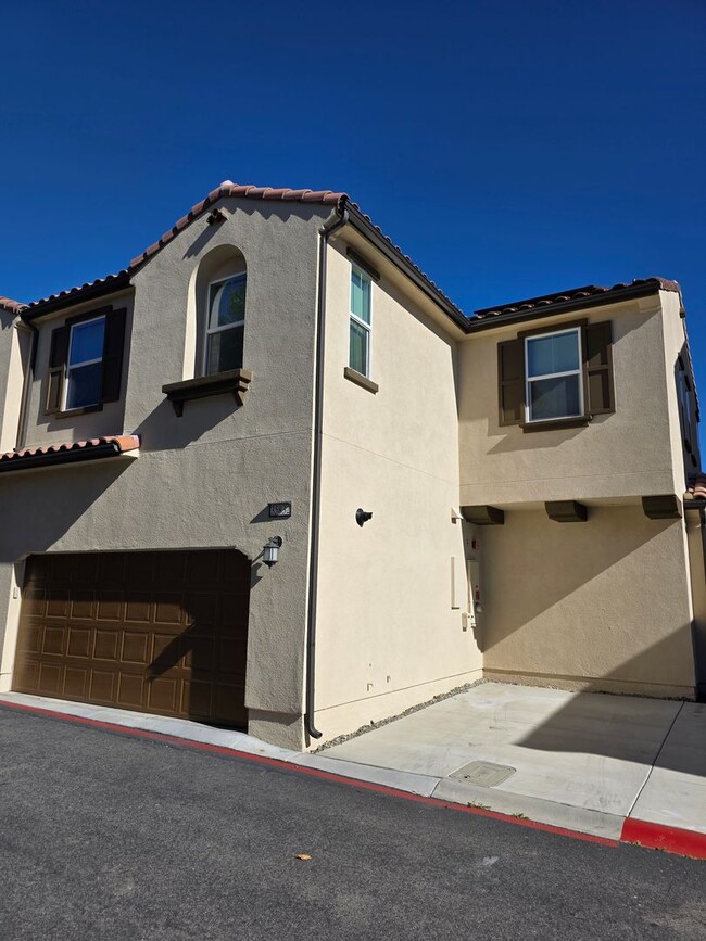 Building Photo - Murrieta 4 Bedroom Home with Solar in Gated Community!