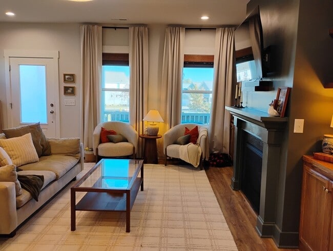 Building Photo - 353 Wash Holw Dr