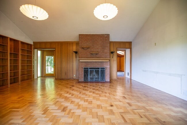Building Photo - Mid Century 3 Bedroom Home Available Now i...