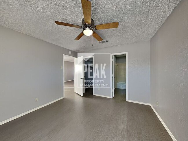 Building Photo - $1,475! 2/Bed1.5Bath duplex in Arlington!