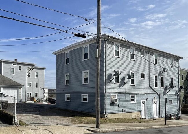 Building Photo - 508 Elm St