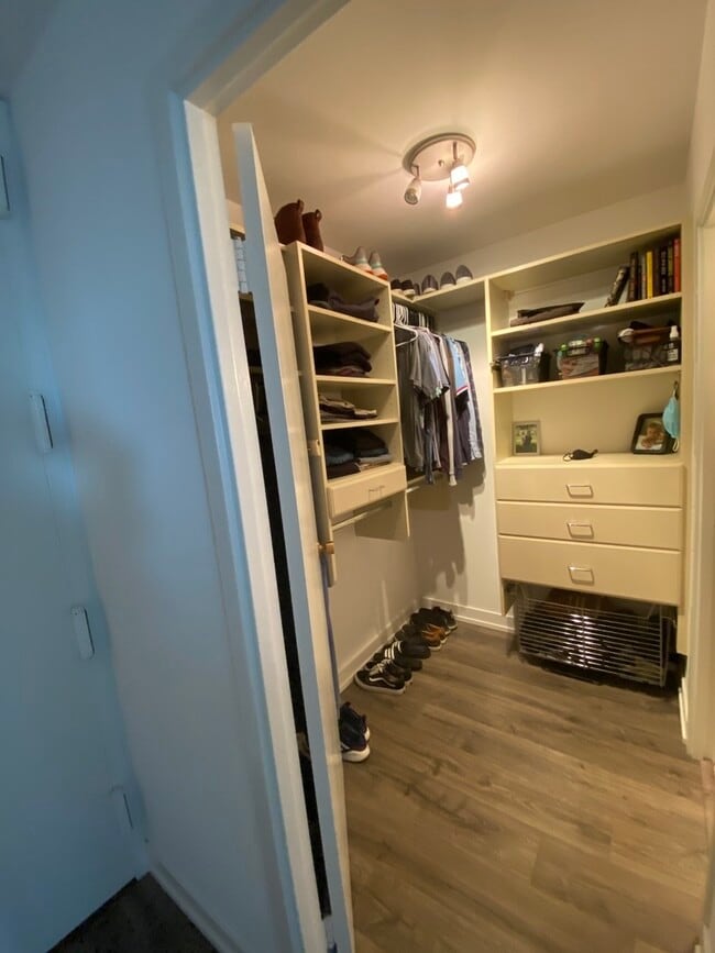 Building Photo - 1636 N Wells St