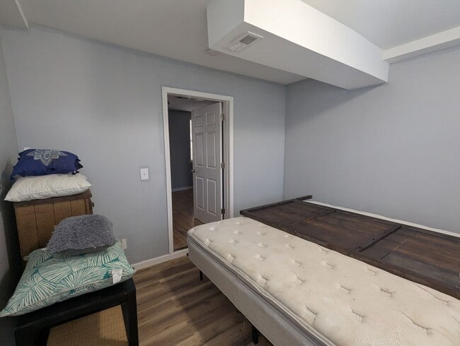 Building Photo - Beautifully renovated 3 bedroom furnished ...