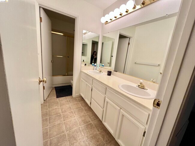 Building Photo - 600 Chandon Ct