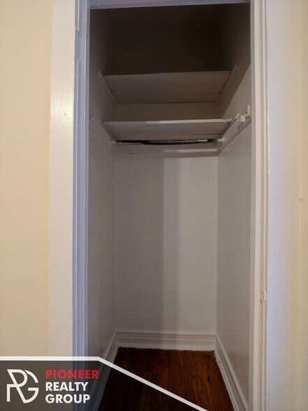 Building Photo - 812 W Waveland Ave