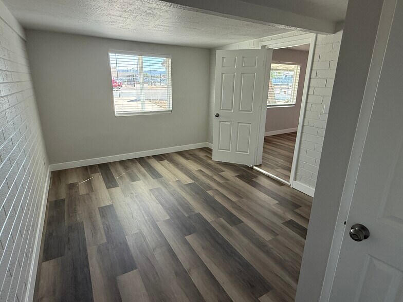 Building Photo - 738 E Roeser Rd