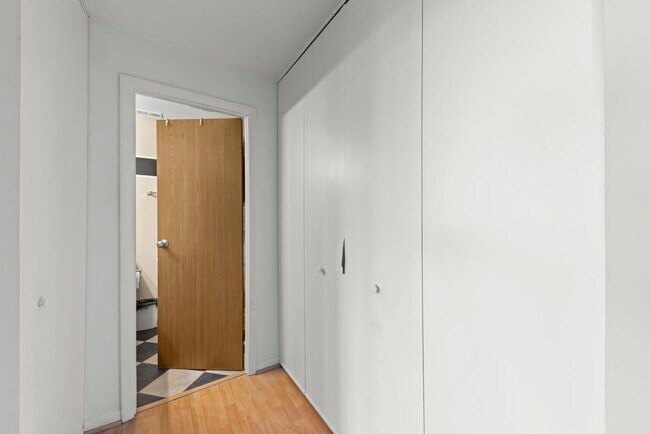 Building Photo - 5820 Oakwood Dr