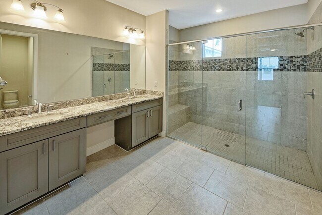 Building Photo - 2/2+Den Coach Home Available Annually!