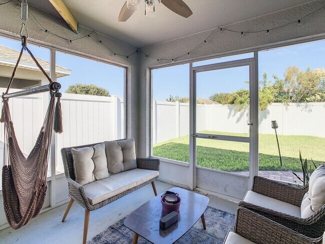 Building Photo - Three Bedrooms Plus private office.