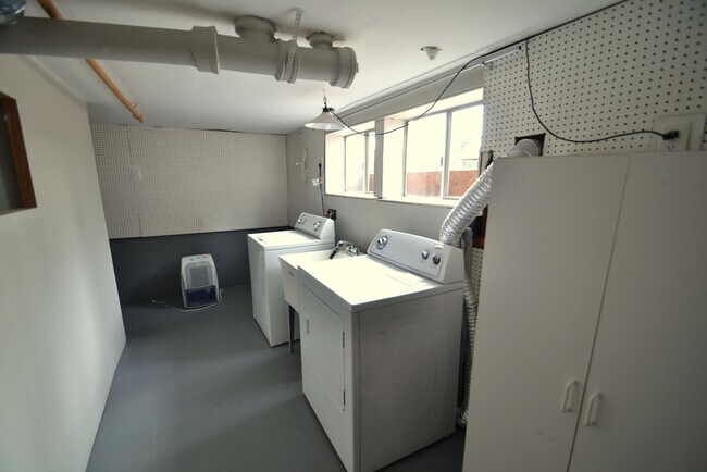 Building Photo - 3bd/2ba Seattle Home
