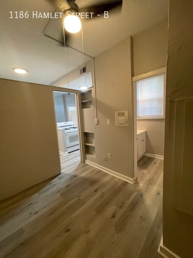 Building Photo - 1186 Hamlet St