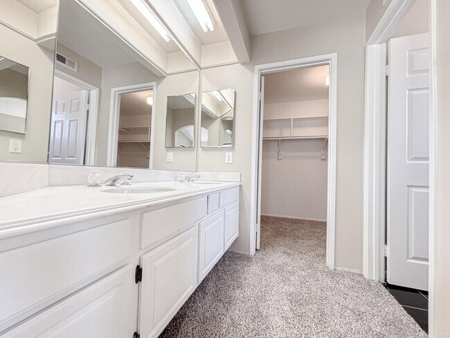 Building Photo - 39360 Longhorn Ct