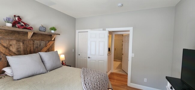 Building Photo - 25 Angel Pt Cir