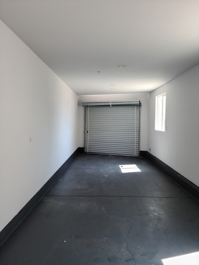 Building Photo - 33(1635)