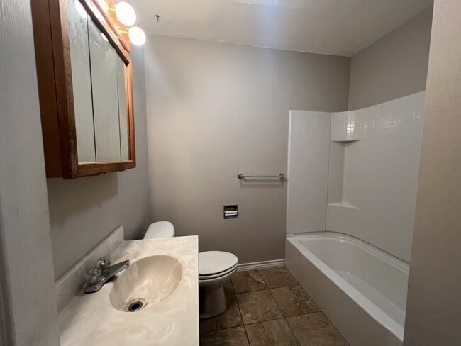 Building Photo - 920 E Walnut St