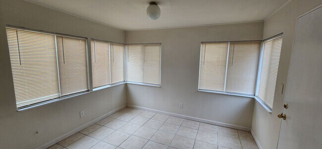 Building Photo - 2 Bedroom 1.5 Bathroom Home in S. Land Park with Updated Kitchen