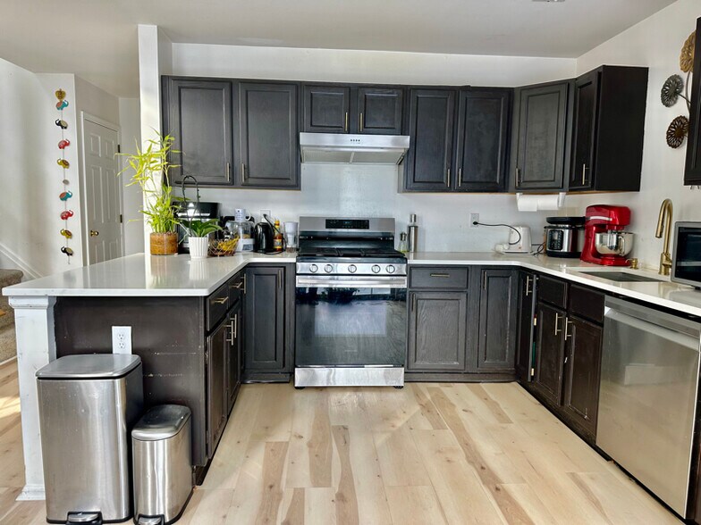 Building Photo - 403 Harvest Ln