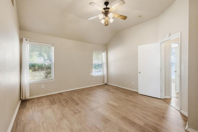 Building Photo - 100 Oak Hollow Ln