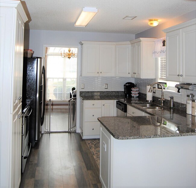 Building Photo - Wonderful Home in the Willow Lakes Community!