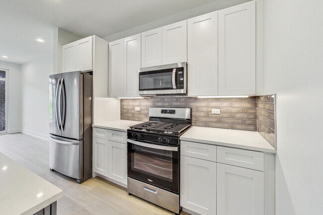 Building Photo - 3355 N Southport Ave