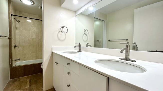 Building Photo - 3643 Diamond Head Rd