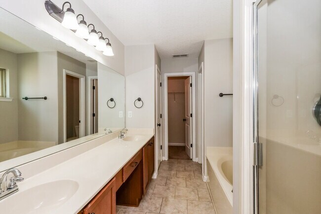 Building Photo - 40 Willow Springs Ln