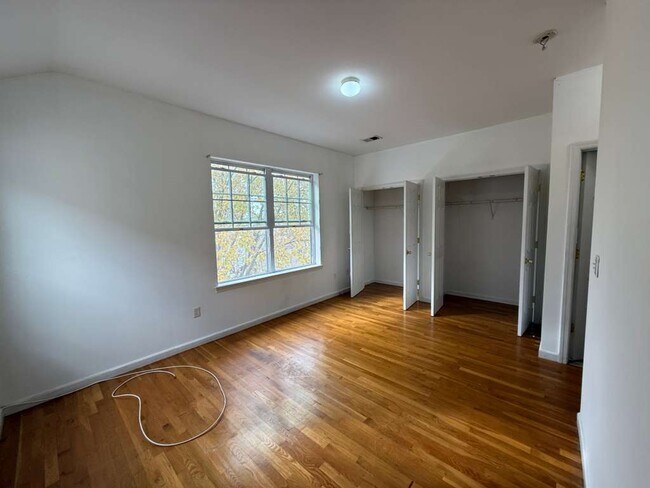 Building Photo - 84 W 14th St