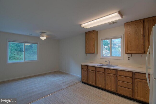 Building Photo - 5105 Shore Dr