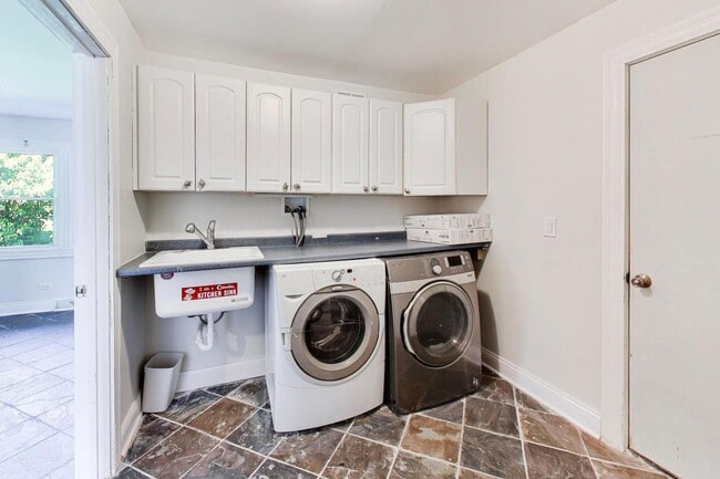 Building Photo - 1526 Carrol Ct