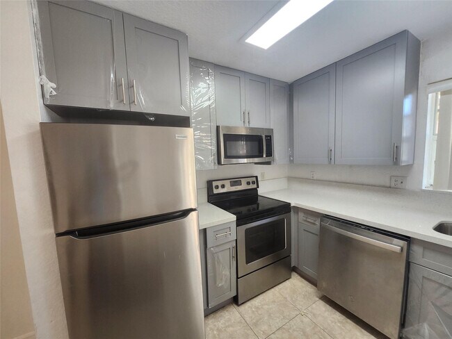 Building Photo - 8722 SW 21st Ct