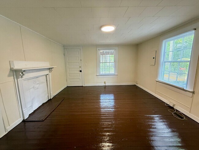 Building Photo - Two Bedroom with Great Screened Porch!