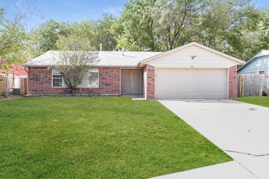 Primary Photo - 501 Ramblin Oaks Dr