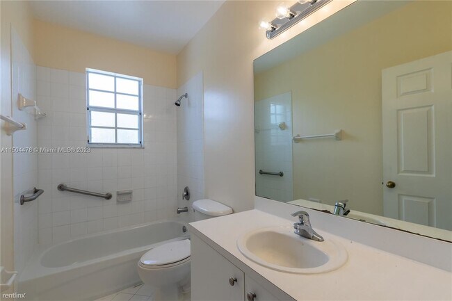 Building Photo - 3 br, 2 bath House - 1555 NE 33rd Rd # 113...