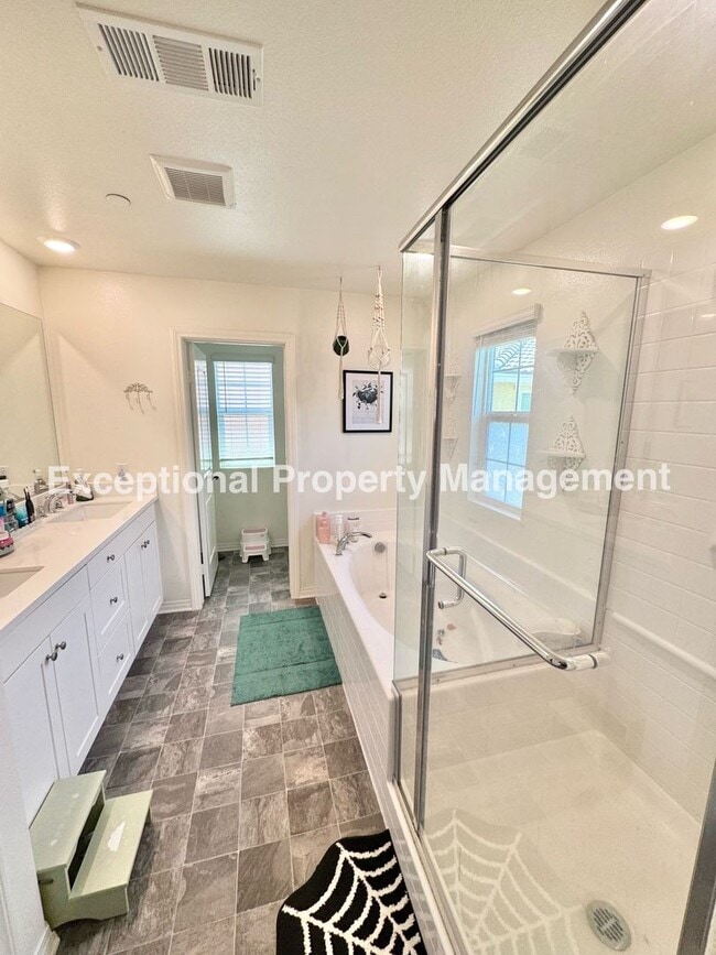 Building Photo - 13941 Blossom Way