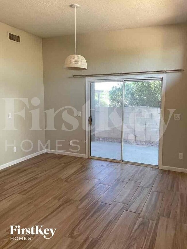 Building Photo - 805 N Posthole Ln