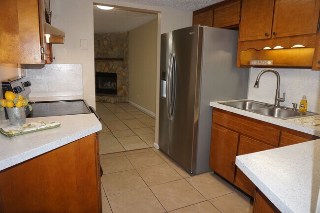 Building Photo - 3 bedroom/2 bathroom townhome