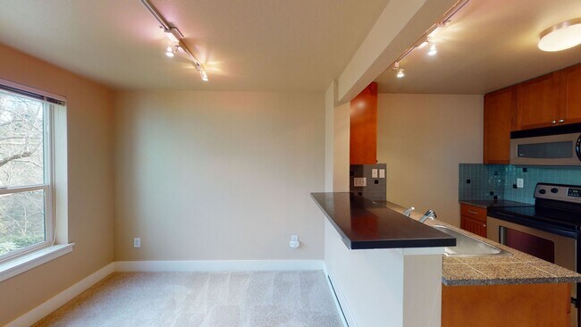 Building Photo - Gold Pointe condo!  2 Bed, 2 Bath Condo w/2 parking spaces, MOVE IN SPECIAL - Available NOW!