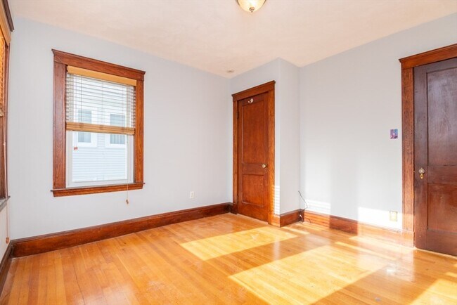 Building Photo - 76 Westglow St