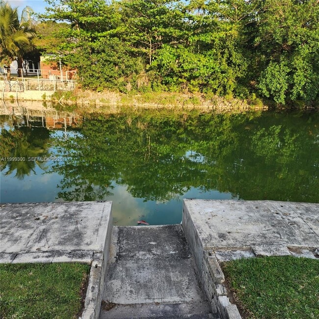 Building Photo - 3325 S Lake Dr