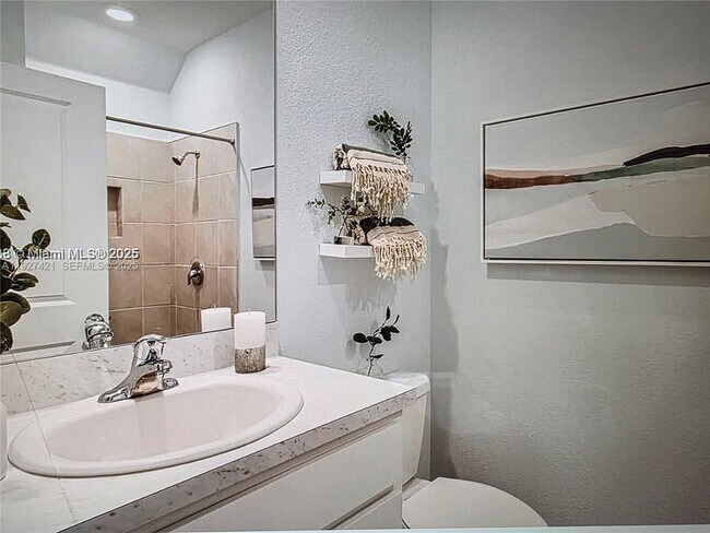 Building Photo - 261 NE 16th St