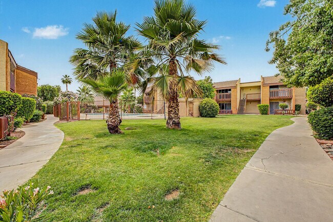 Building Photo - 2121 W Royal Palm Rd