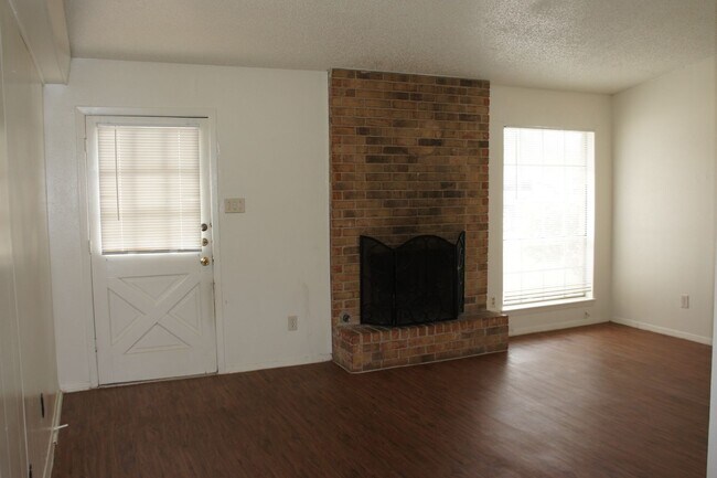 Building Photo - 1044