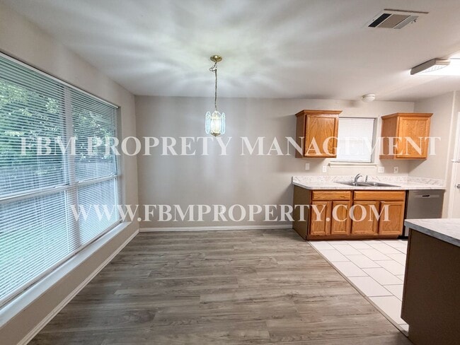 Building Photo - 3008 View Ln