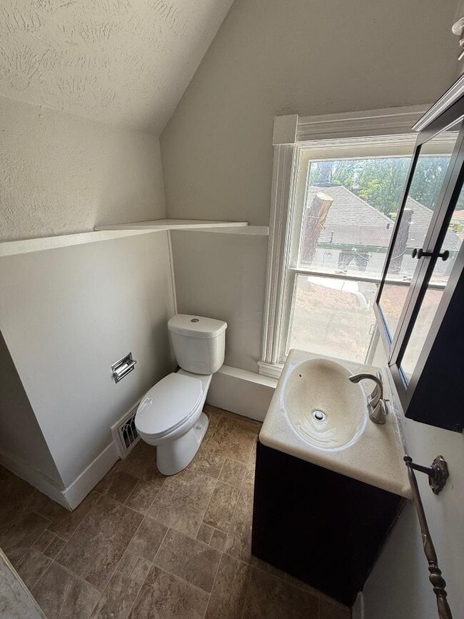 Building Photo - 726 S 18th St