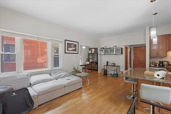 Building Photo - 2 bedroom in Chicago IL 60657